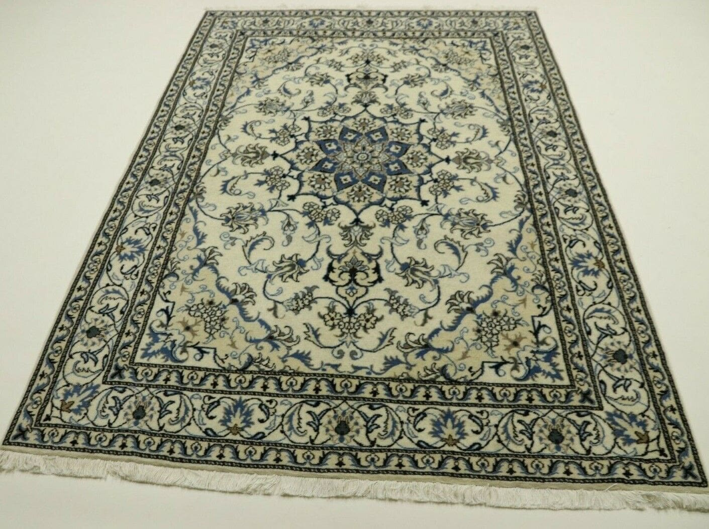 Wunderschöner Orientteppich Nain mit Seide (230 x 168 cm) | Ca. 300.000 Knoten/m² | 90% Schurwolle, 10% Seide | Handgeknüpft | Perserteppich